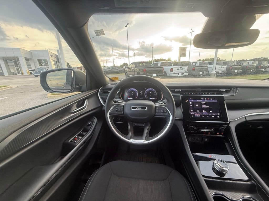 Used 2024 Jeep Grand Cherokee Laredo X image 13