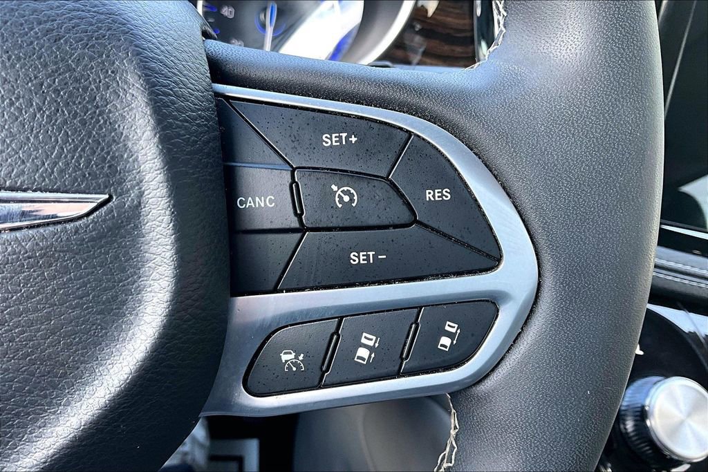 Used 2023 Chrysler Pacifica Limited image 12