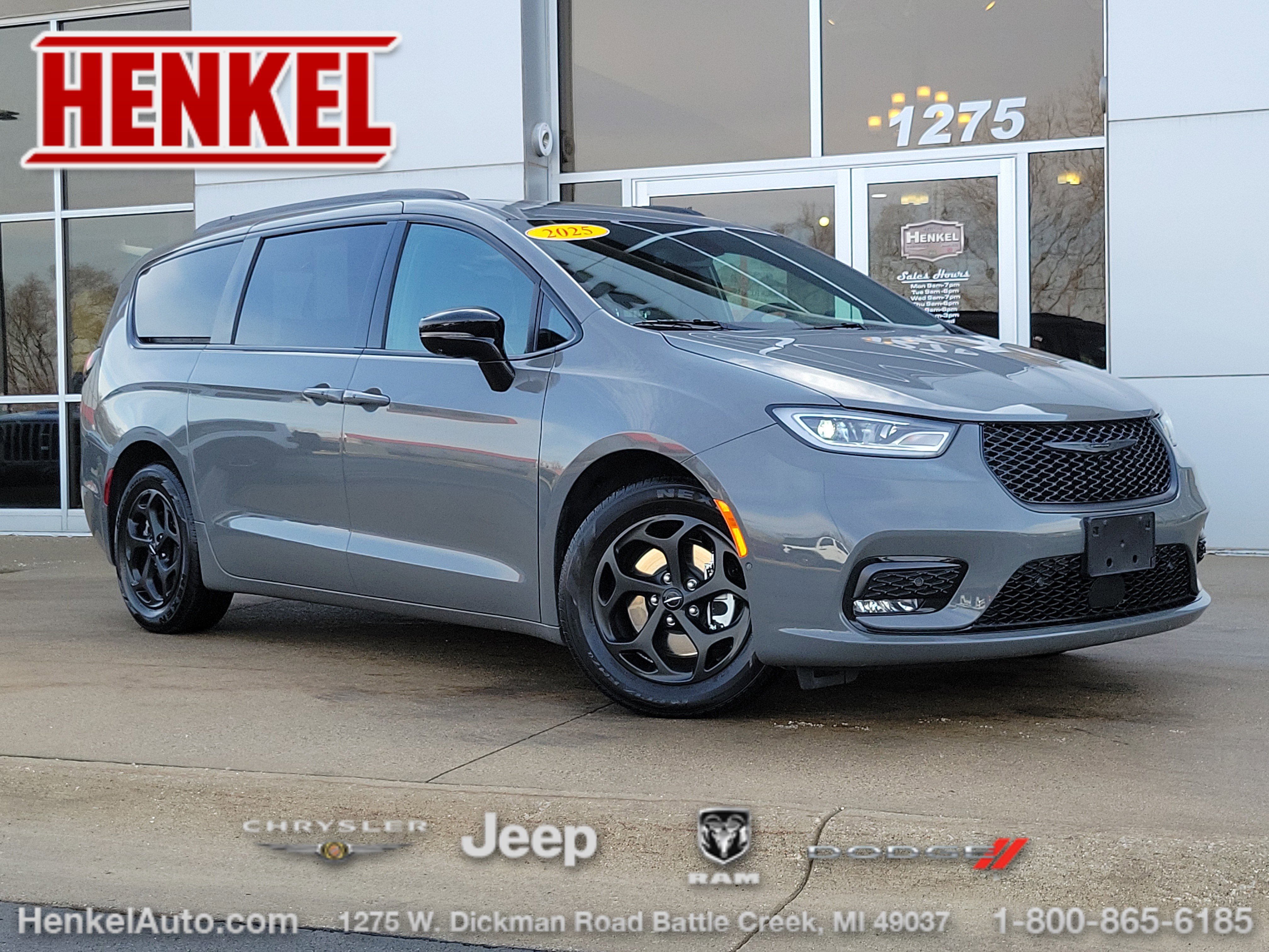 Used 2025 Chrysler Pacifica Premium