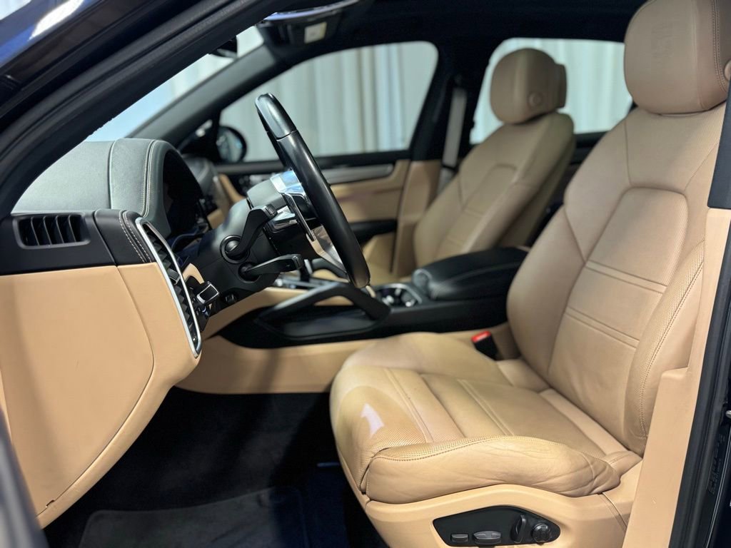 Certified 2023 Porsche Cayenne Platinum Edition image 6