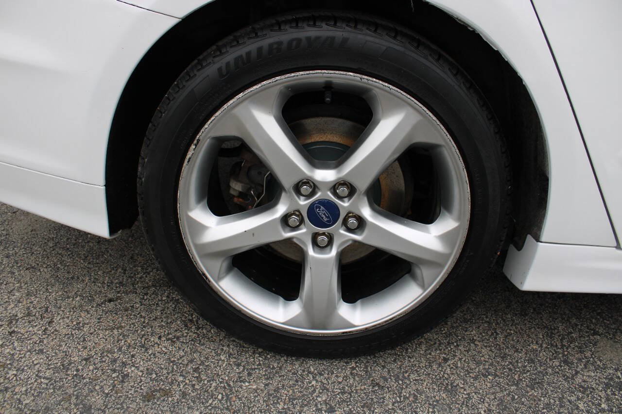 Used 2015 Ford Fusion SE w/ Equipment Group 201A FWD image 14