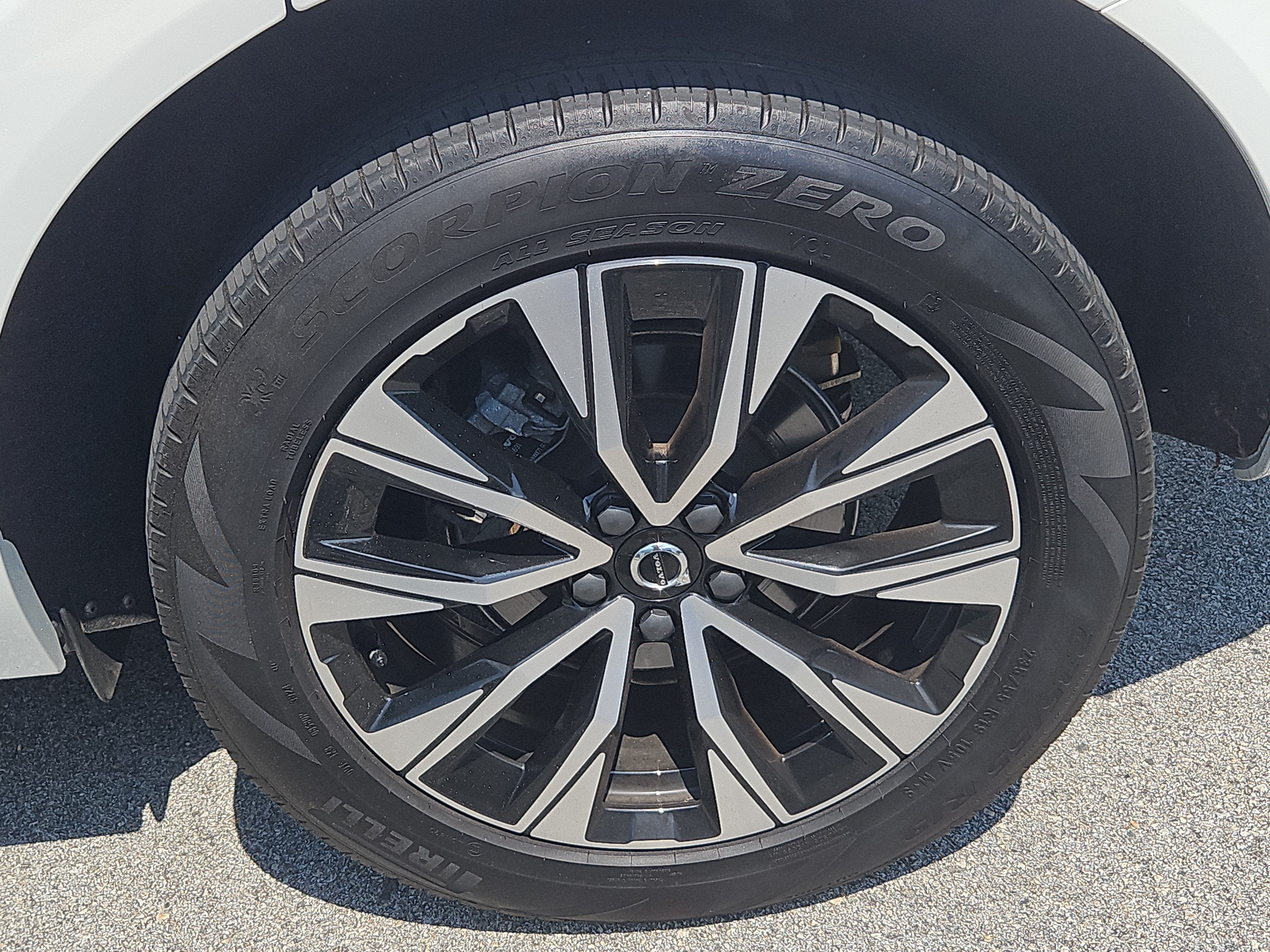 Used 2025 Volvo XC60 B5 Plus AWD/4WD image 26
