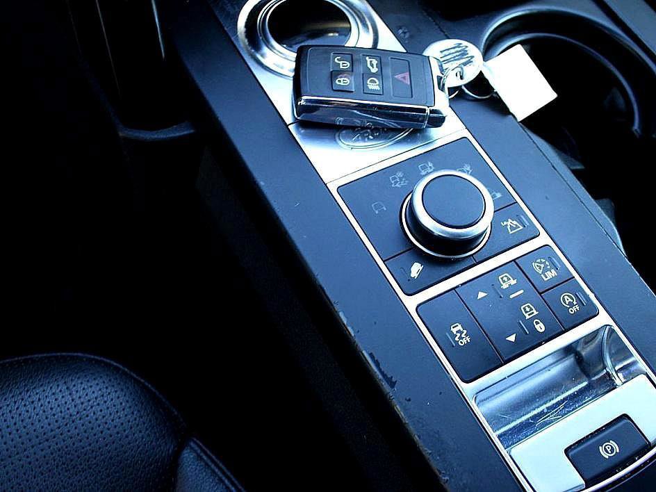 Used 2018 Land Rover Discovery SE image 4