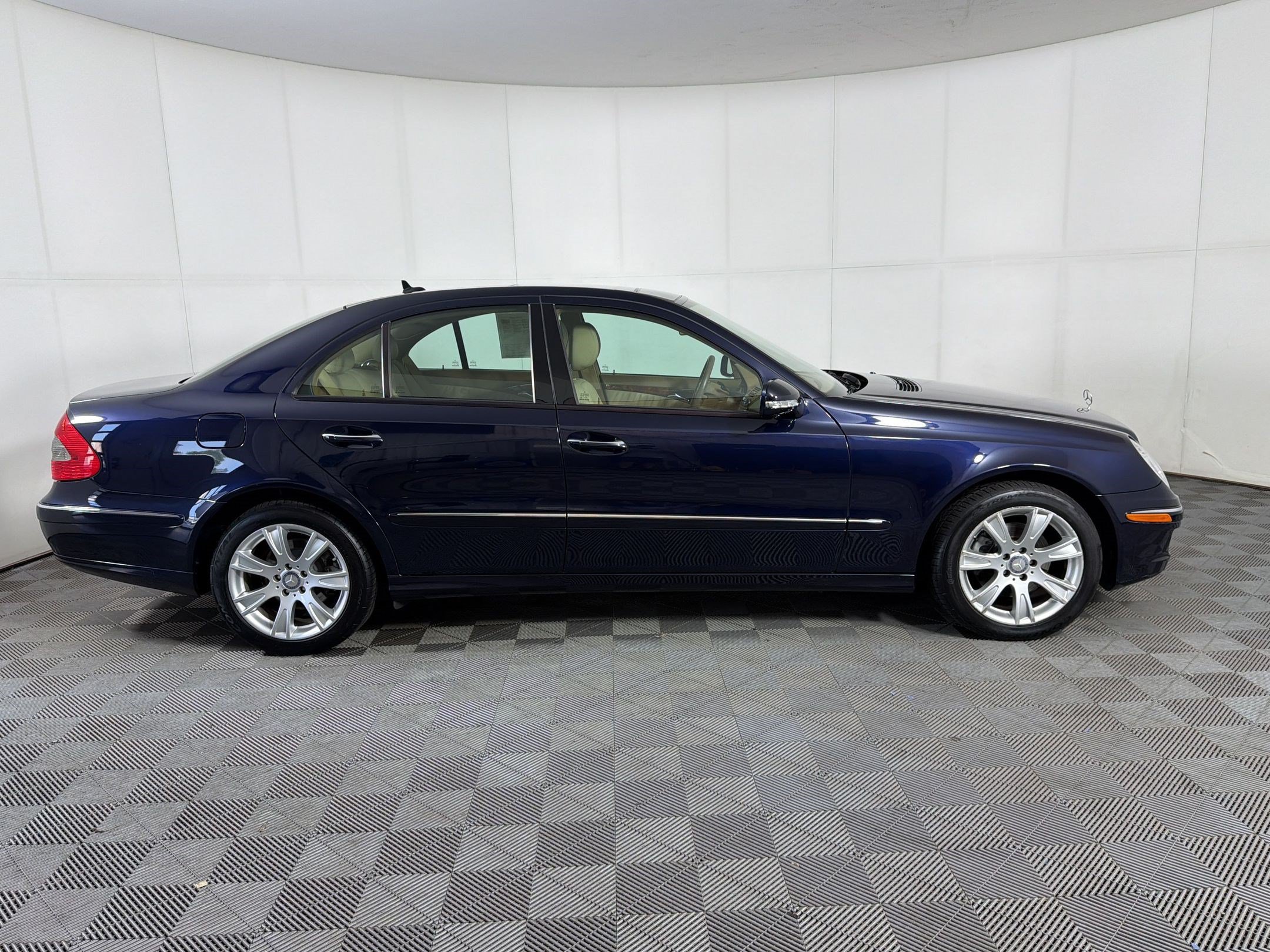 Used 2009 Mercedes-Benz E 350 4MATIC Sedan image 8