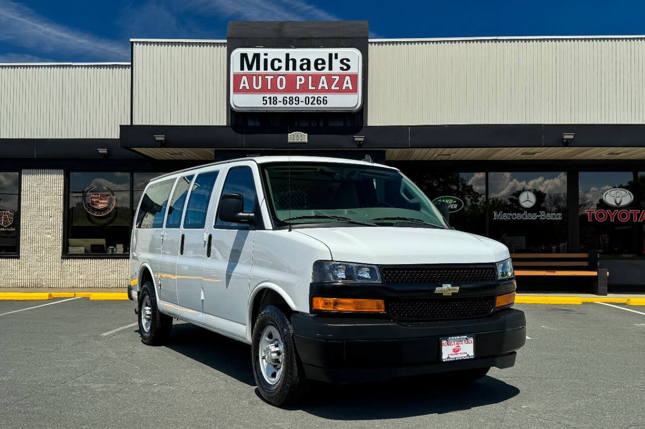 Used 2018 Chevrolet Express 2500 w/ Driver Convenience Package RWD image 2