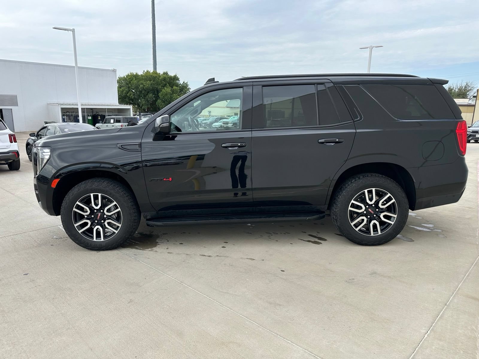 Used 2024 GMC Yukon AT4 AWD/4WD image 4