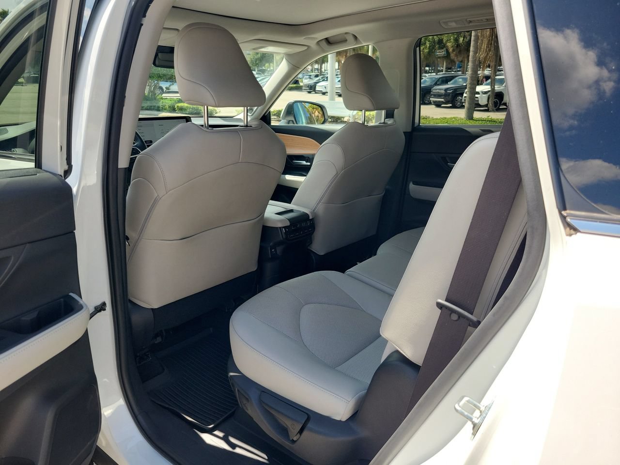 Used 2024 Toyota Grand Highlander AWD image 11