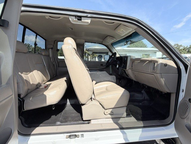 Used 2006 GMC Sierra 2500 W/T w/ Heavy-Duty Power Package AWD/4WD image 16