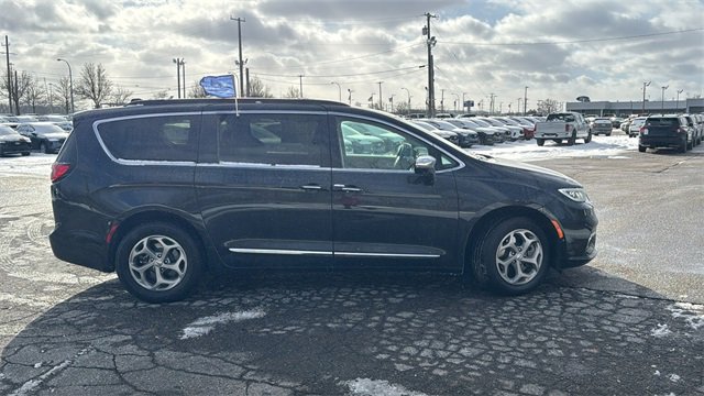 Used 2022 Chrysler Pacifica Limited image 3