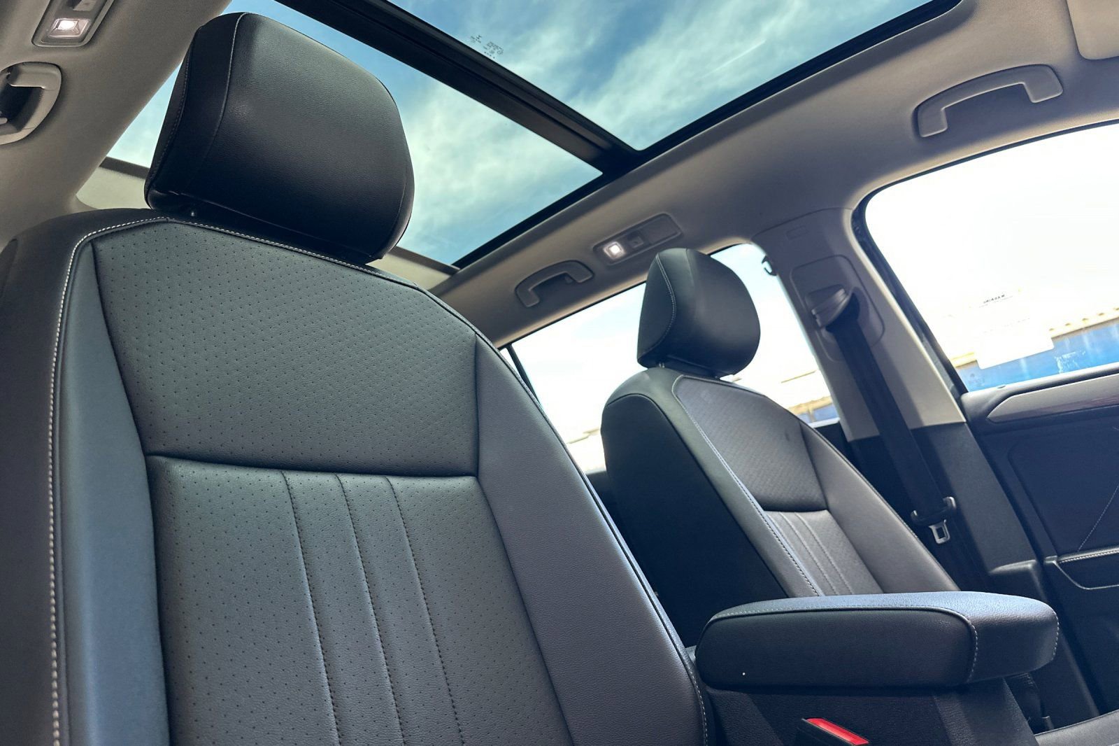 Certified 2023 Volkswagen Tiguan SE w/ Panoramic Sunroof Package FWD image 17