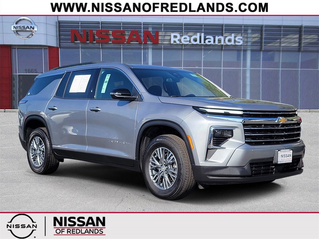 Used 2025 Chevrolet Traverse LT image 1