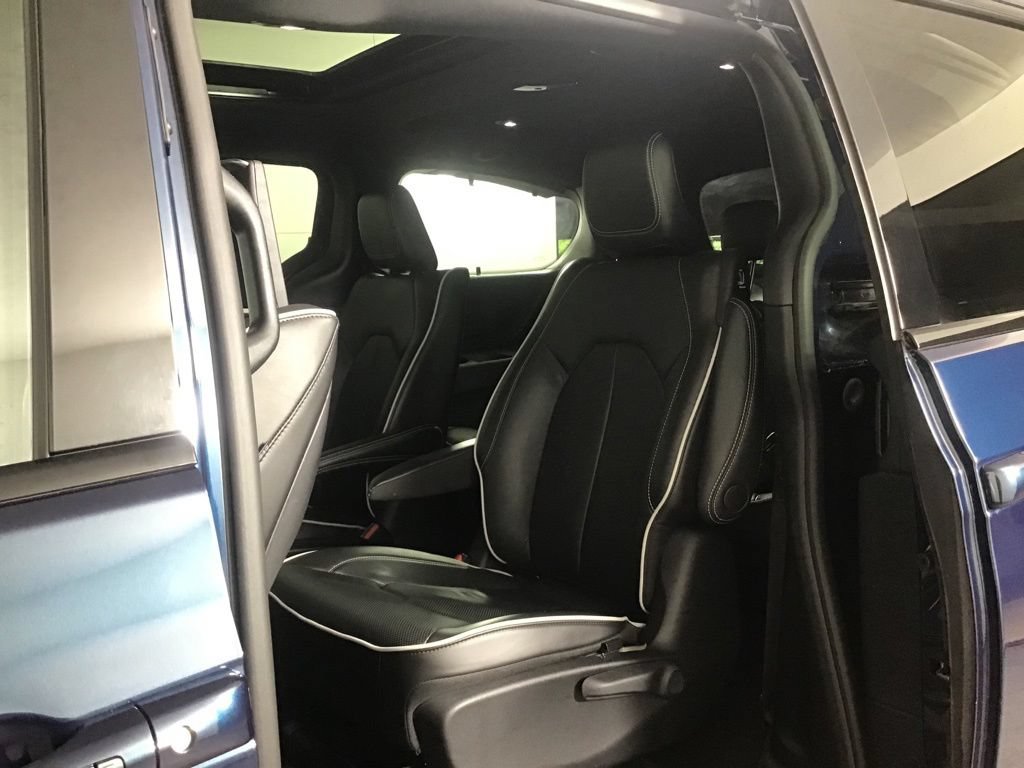 Used 2023 Chrysler Pacifica Limited w/ Uconnect Theater Family Group FWD image 28
