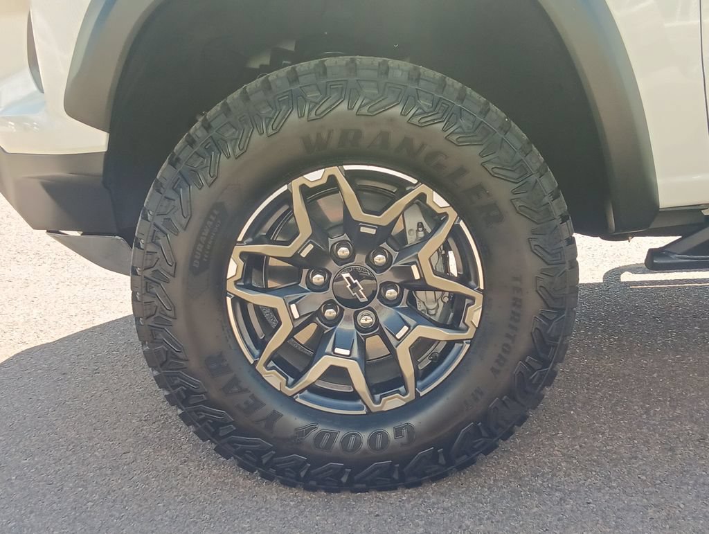 Used 2025 Chevrolet Colorado ZR2 w/ Technology Package AWD/4WD image 27