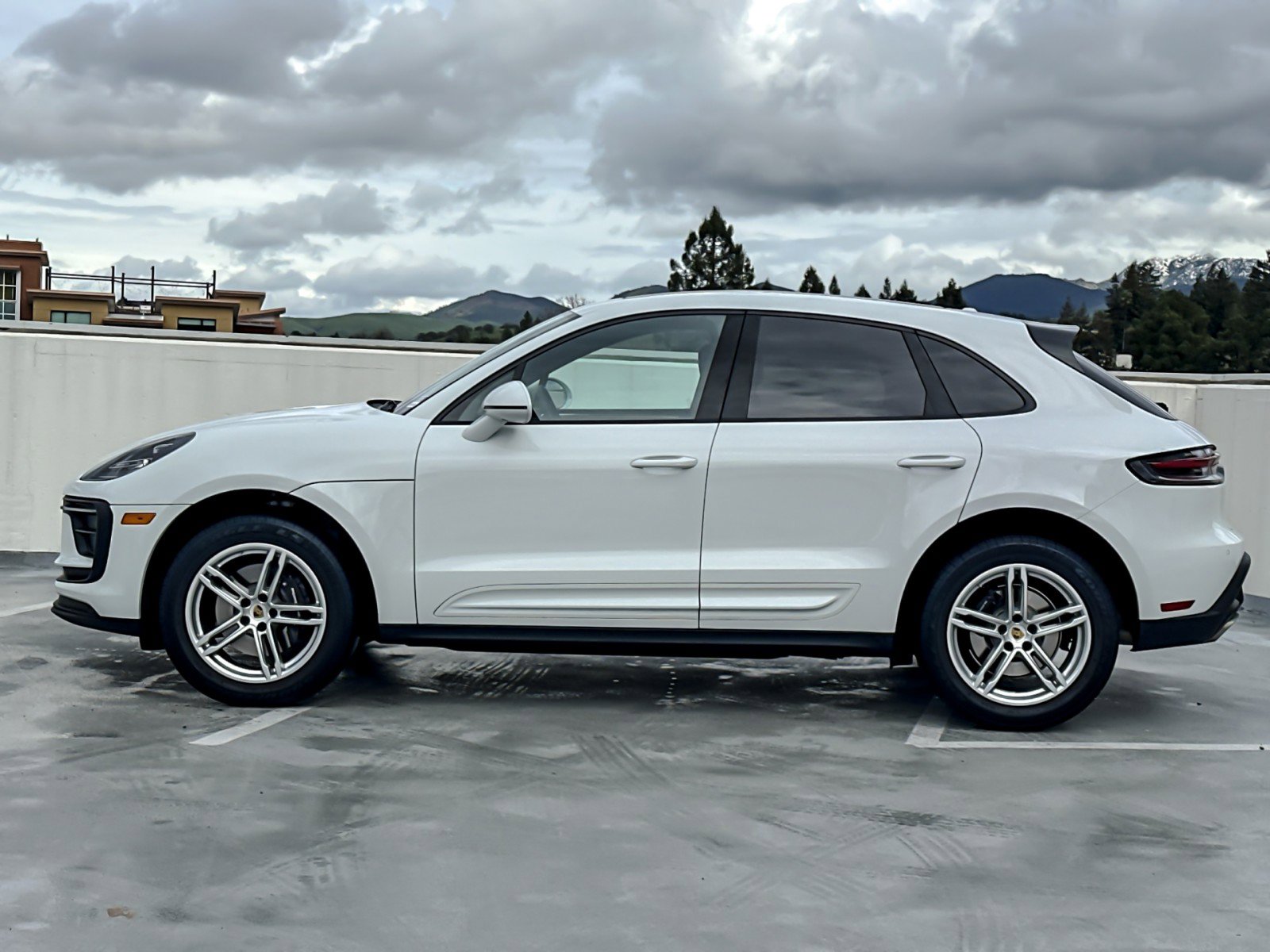 Certified 2025 Porsche Macan image 2