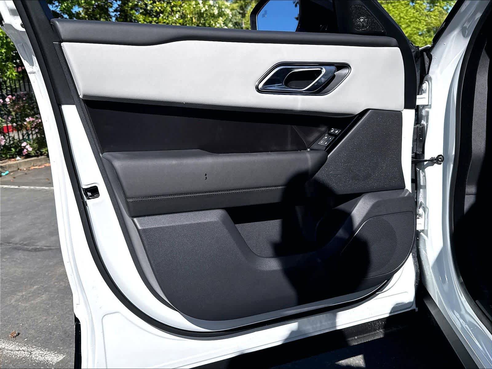 New 2026 Land Rover Range Rover Velar Dynamic SE AWD/4WD image 24