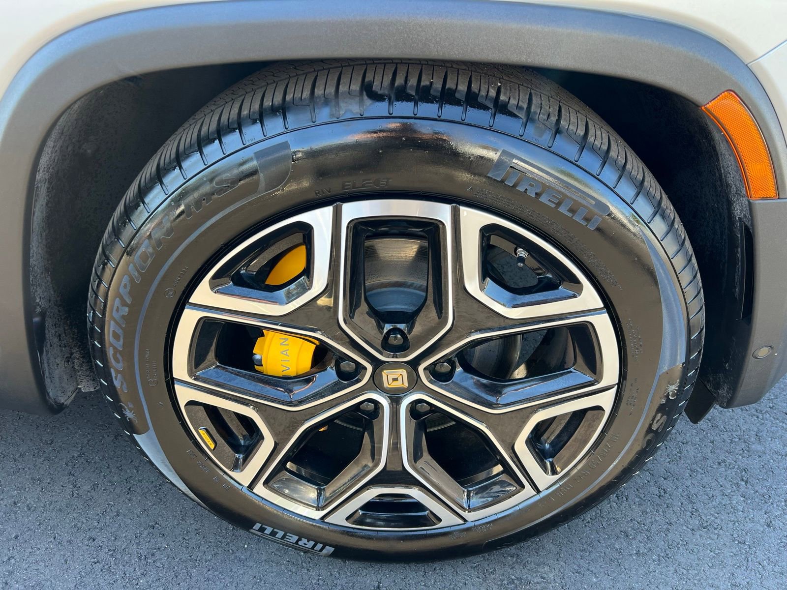 Used 2022 Rivian R1T Launch Edition image 11