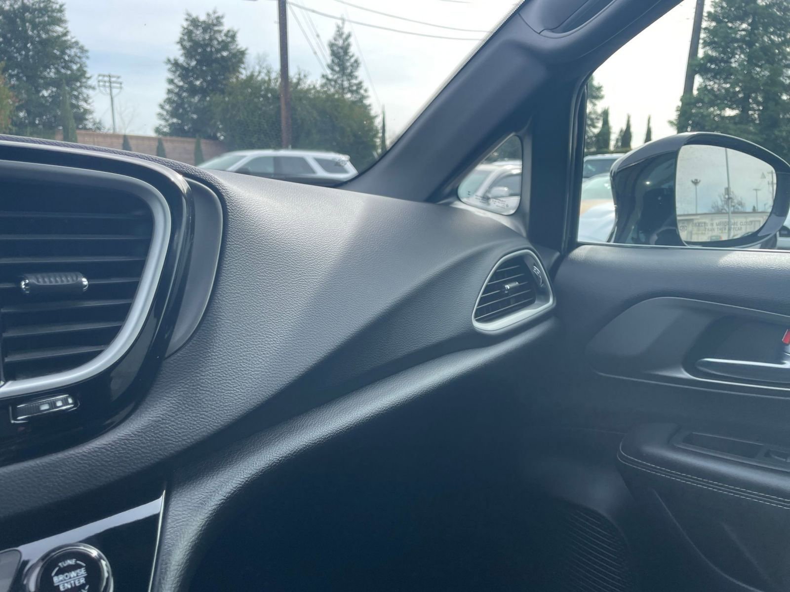 Used 2025 Chrysler Pacifica Select image 32