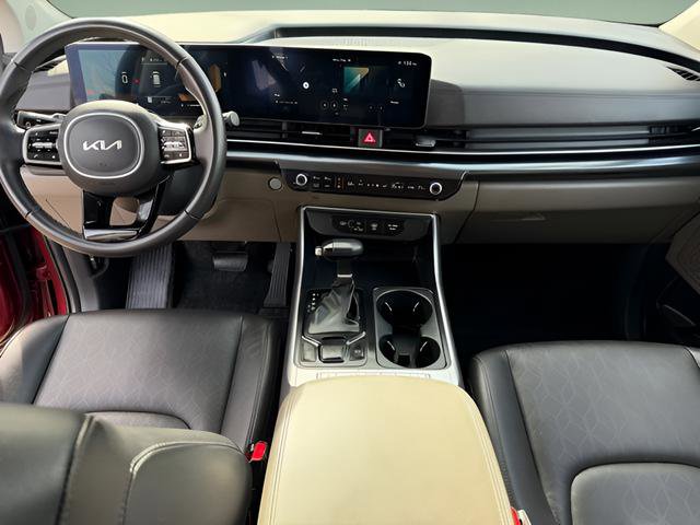 Used 2025 Kia Carnival image 40
