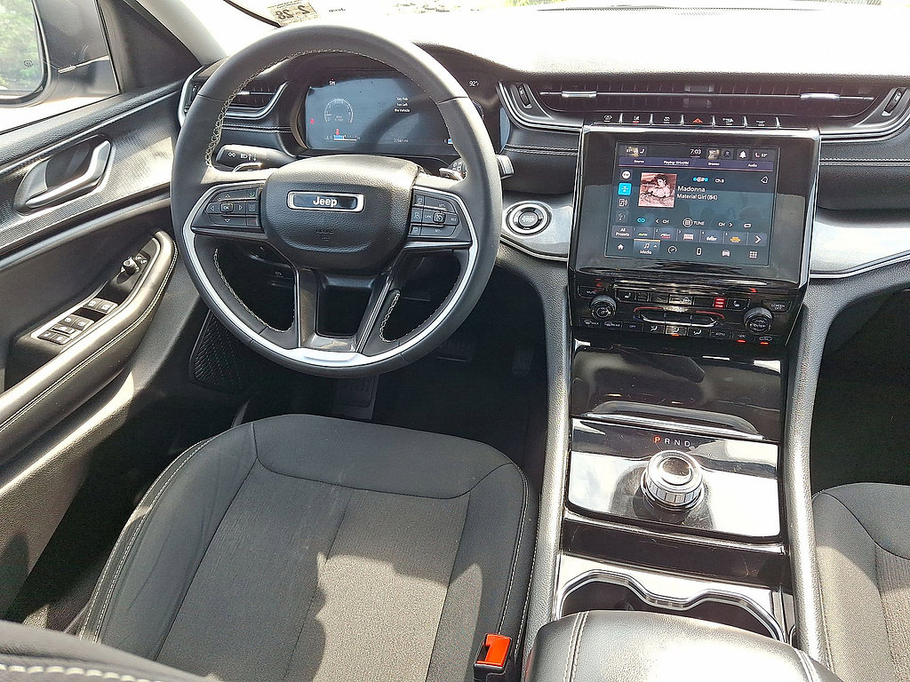 Used 2023 Jeep Grand Cherokee Laredo w/ Luxury Tech Group I AWD/4WD image 15