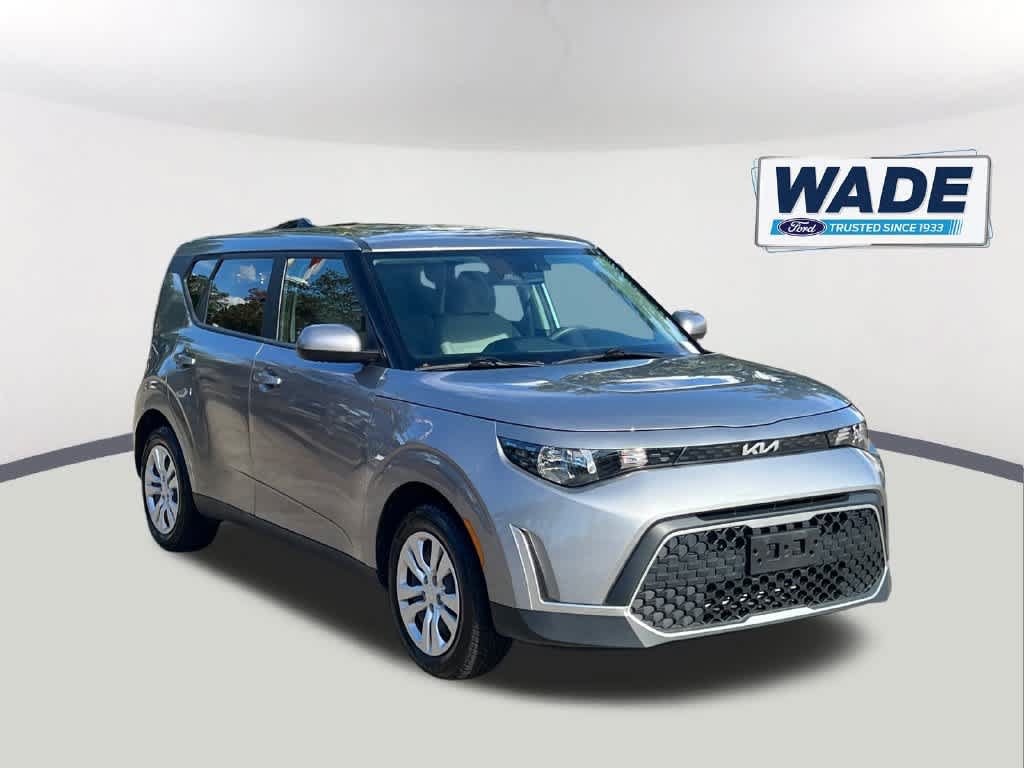 Used 2023 Kia Soul LX w/ LX Technology Package FWD image 3
