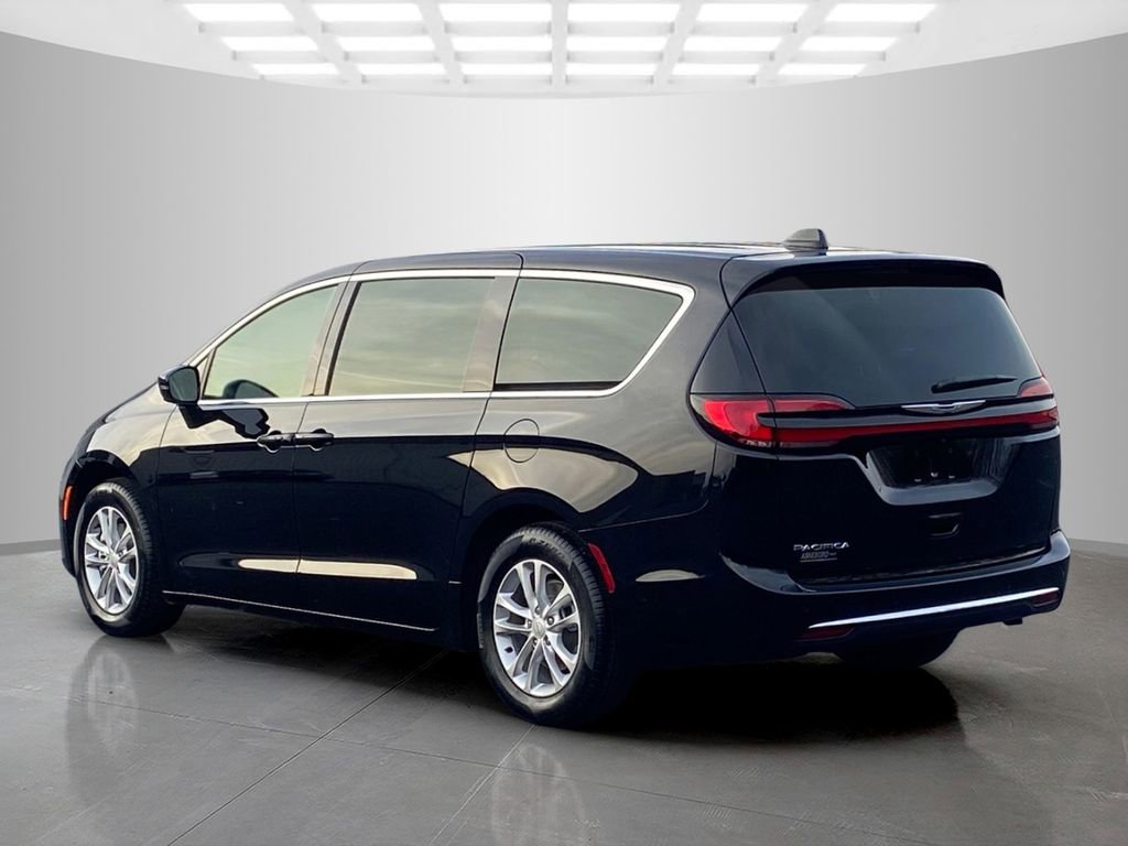 New 2026 Chrysler Pacifica Select image 3