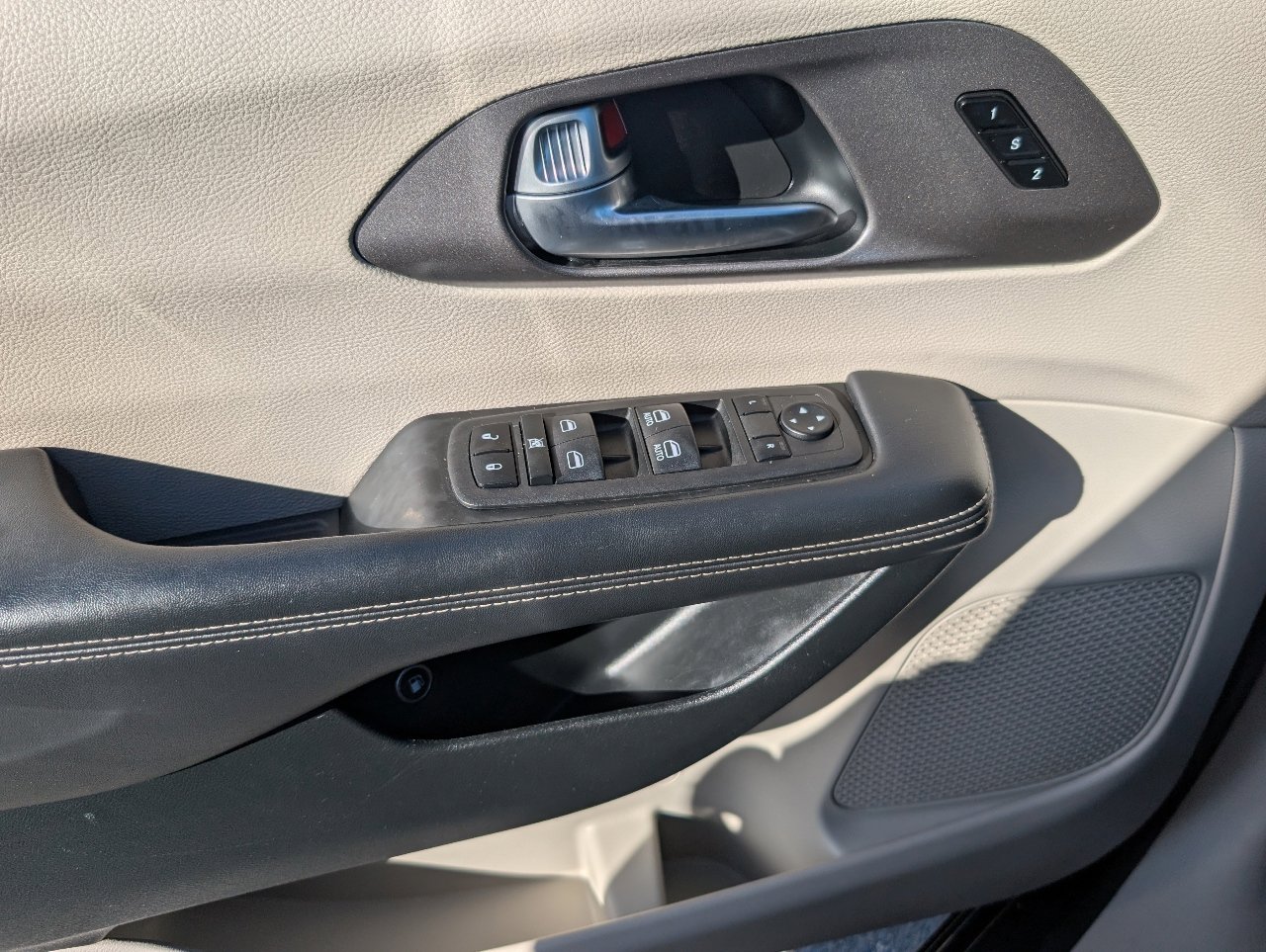 Used 2023 Chrysler Pacifica Touring-L image 16