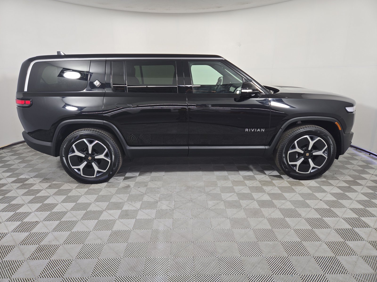 Used 2024 Rivian R1S Adventure AWD/4WD image 6
