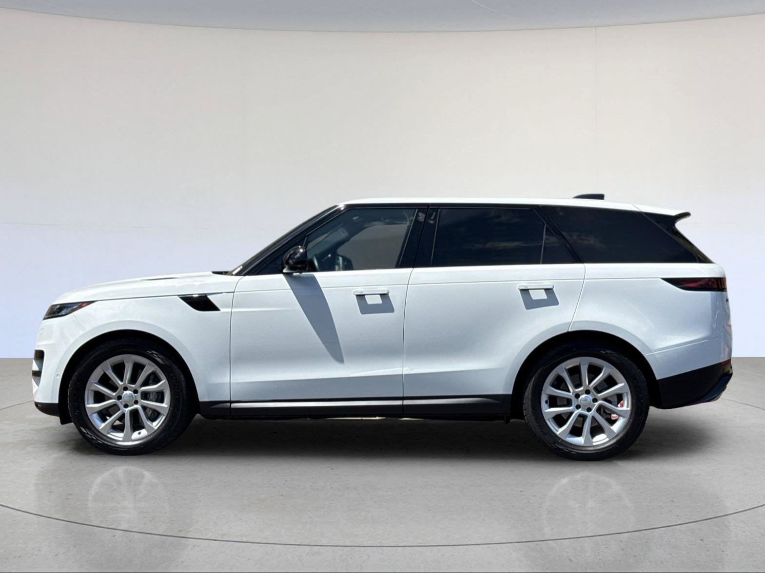 Used 2025 Land Rover Range Rover Sport SE AWD/4WD image 3
