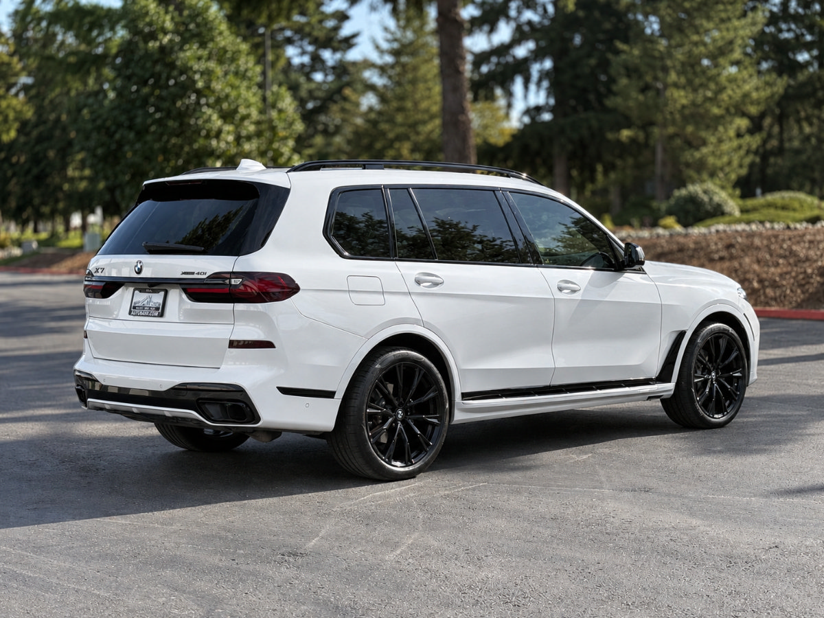Used 2022 BMW X7 xDrive40i w/ M Sport Package AWD/4WD image 3