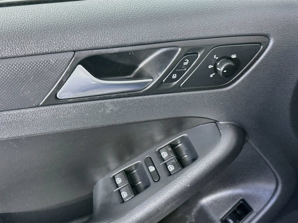 Used 2012 Volkswagen Jetta SE FWD image 22