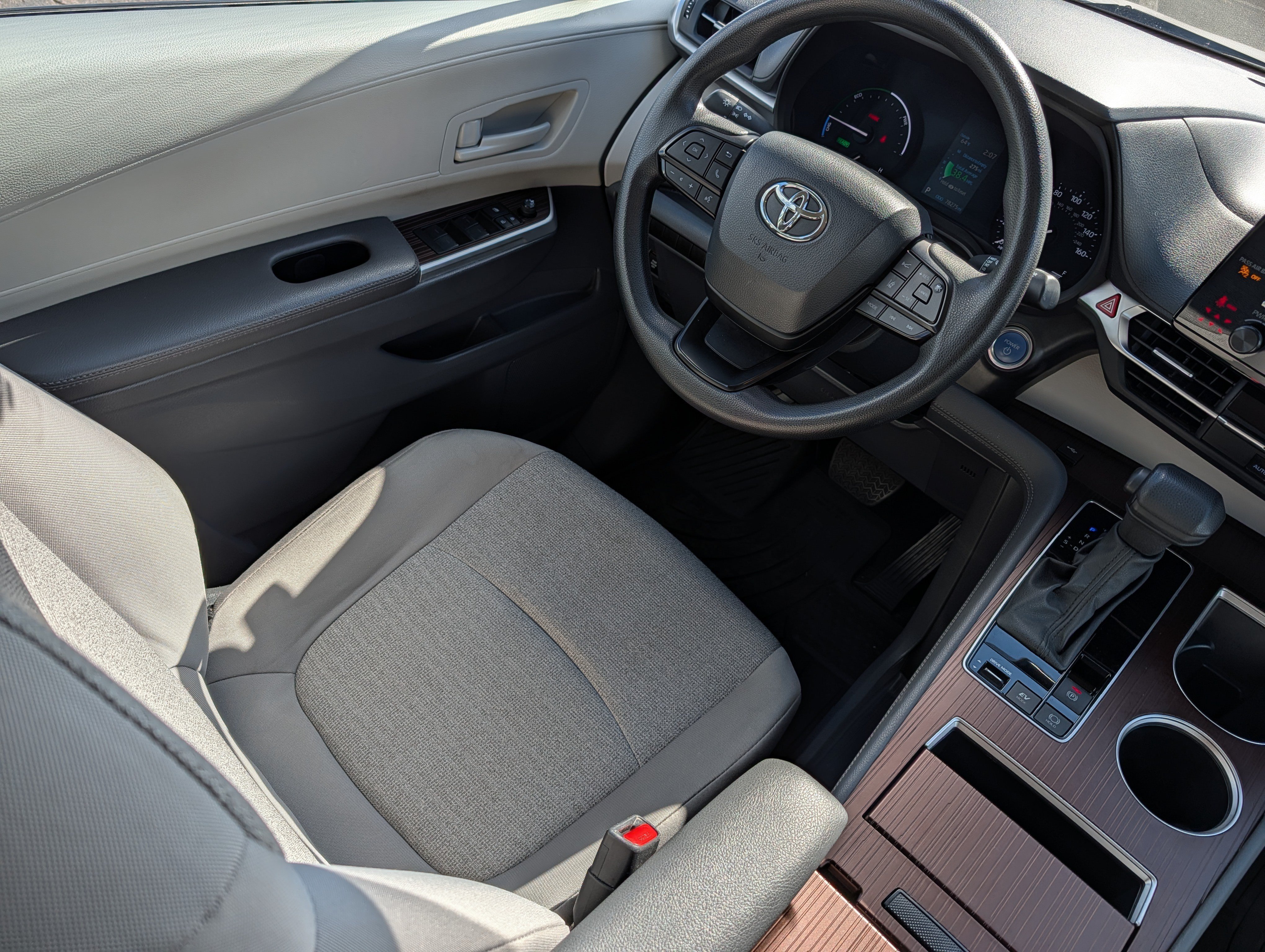 Used 2024 Toyota Sienna LE FWD image 9