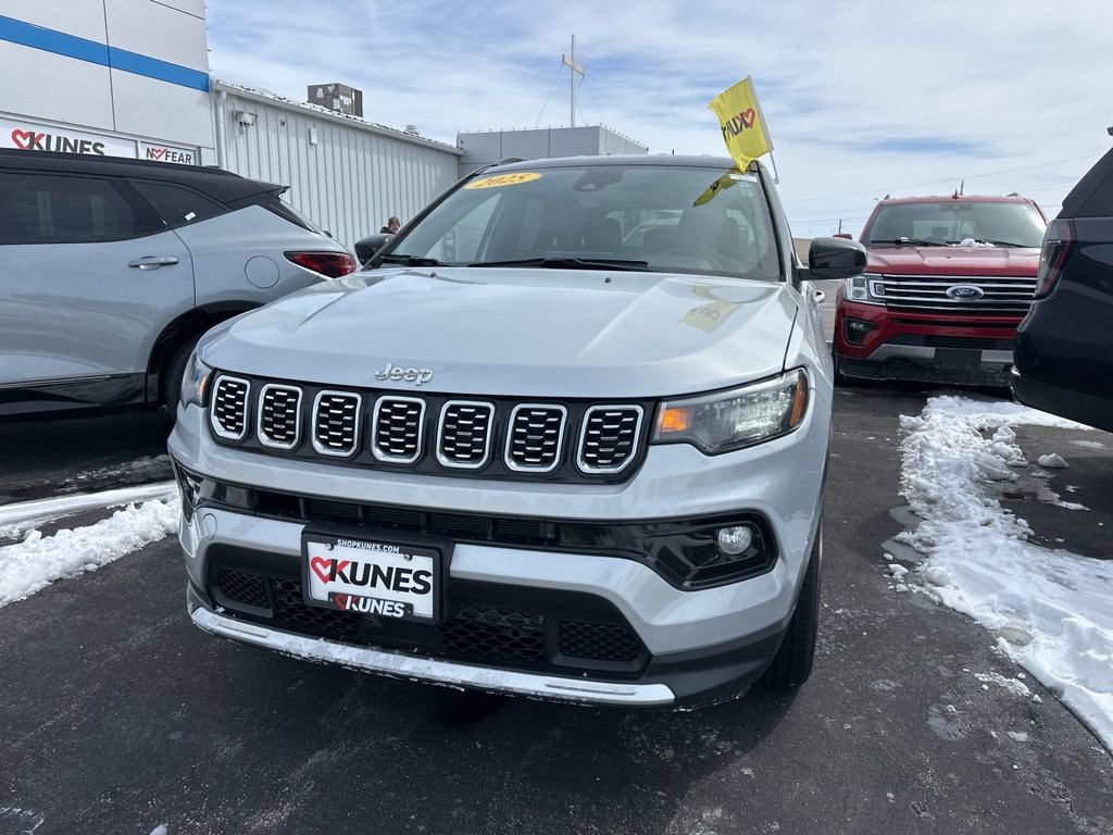 Used 2025 Jeep Compass Limited image 19