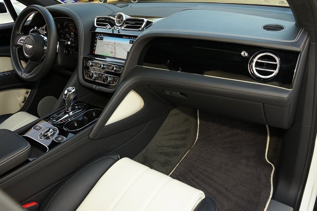 Used 2023 Bentley Bentayga Plug-In Hybrid image 11