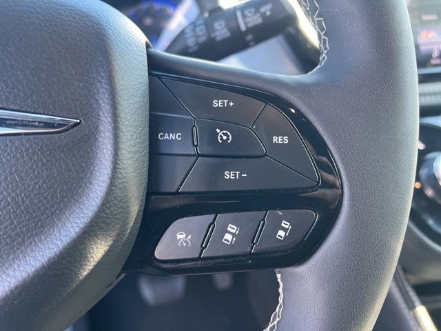 Used 2025 Chrysler Pacifica Limited image 15