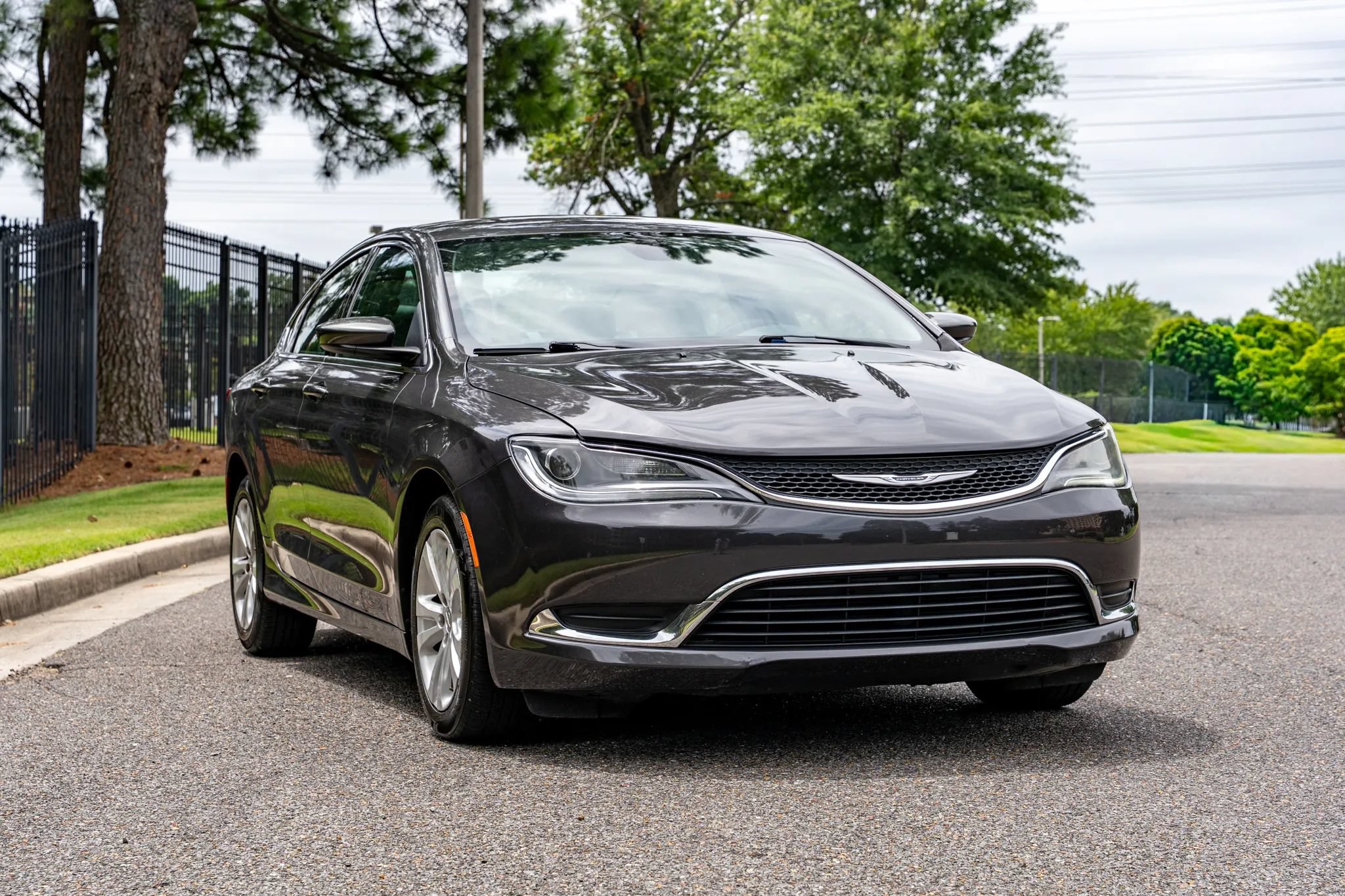 Used 2017 Chrysler 200 Limited Platinum FWD image 3