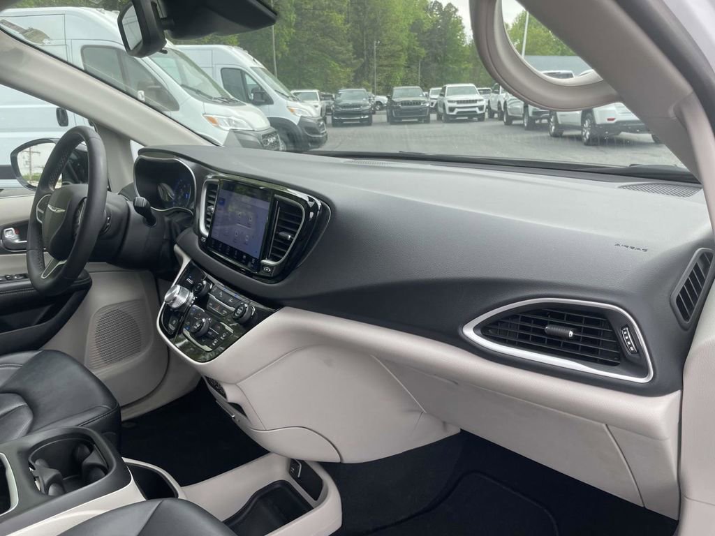 Used 2024 Chrysler Pacifica Touring-L image 15