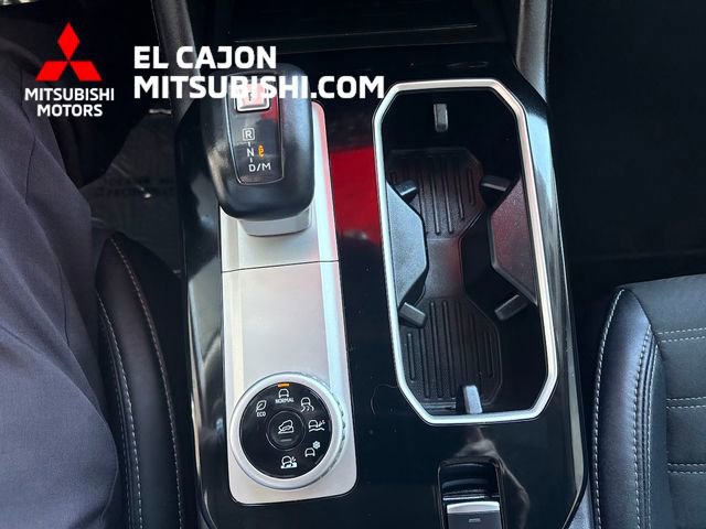 Used 2025 Mitsubishi Outlander SE image 16