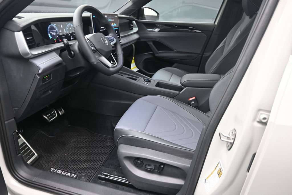 New 2026 Volkswagen Tiguan SE R-Line FWD image 17