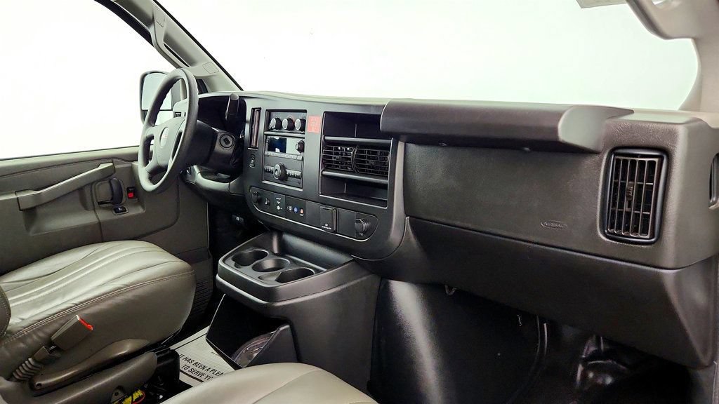 Used 2025 GMC Savana 3500 Extended RWD image 29