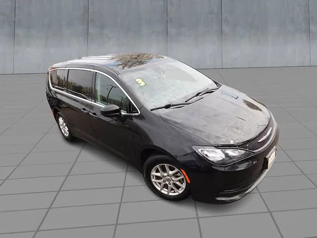 Used 2023 Chrysler Voyager LX image 2