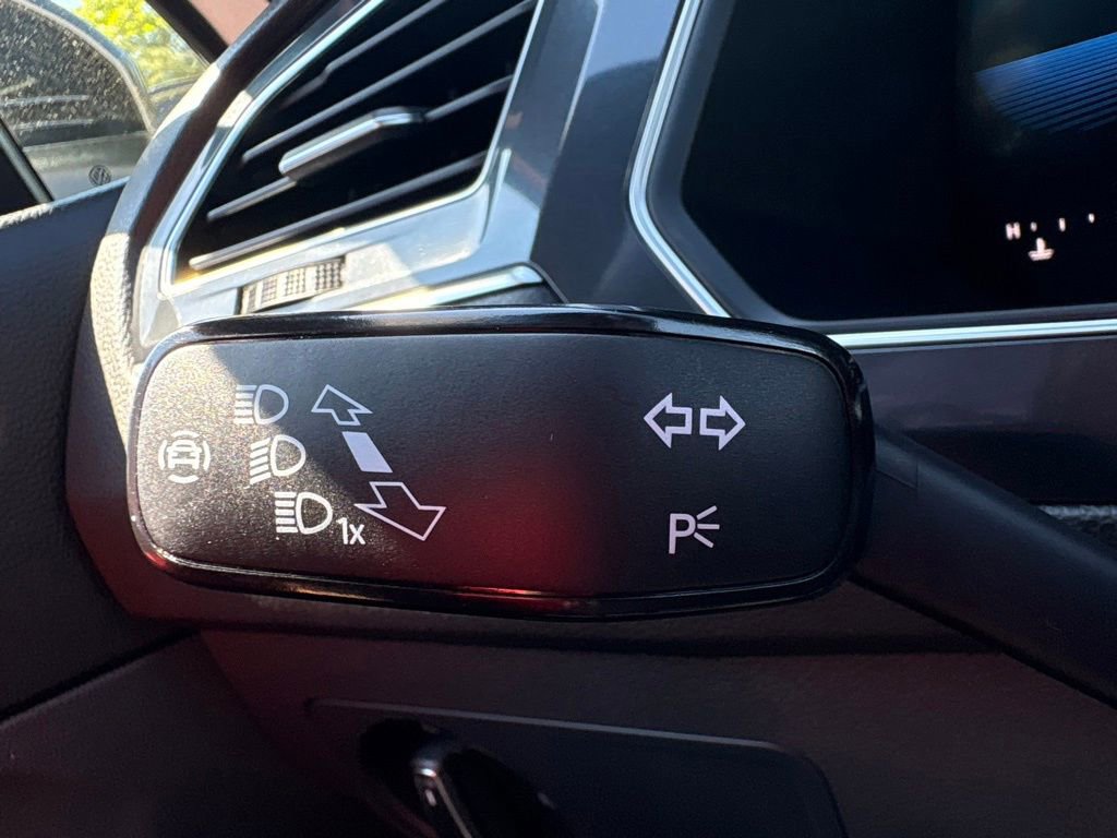 Used 2022 Volkswagen Tiguan SE R-Line AWD/4WD image 36