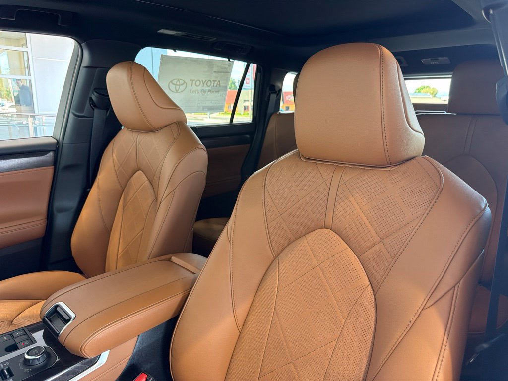 New 2026 Toyota Highlander Platinum AWD/4WD image 19