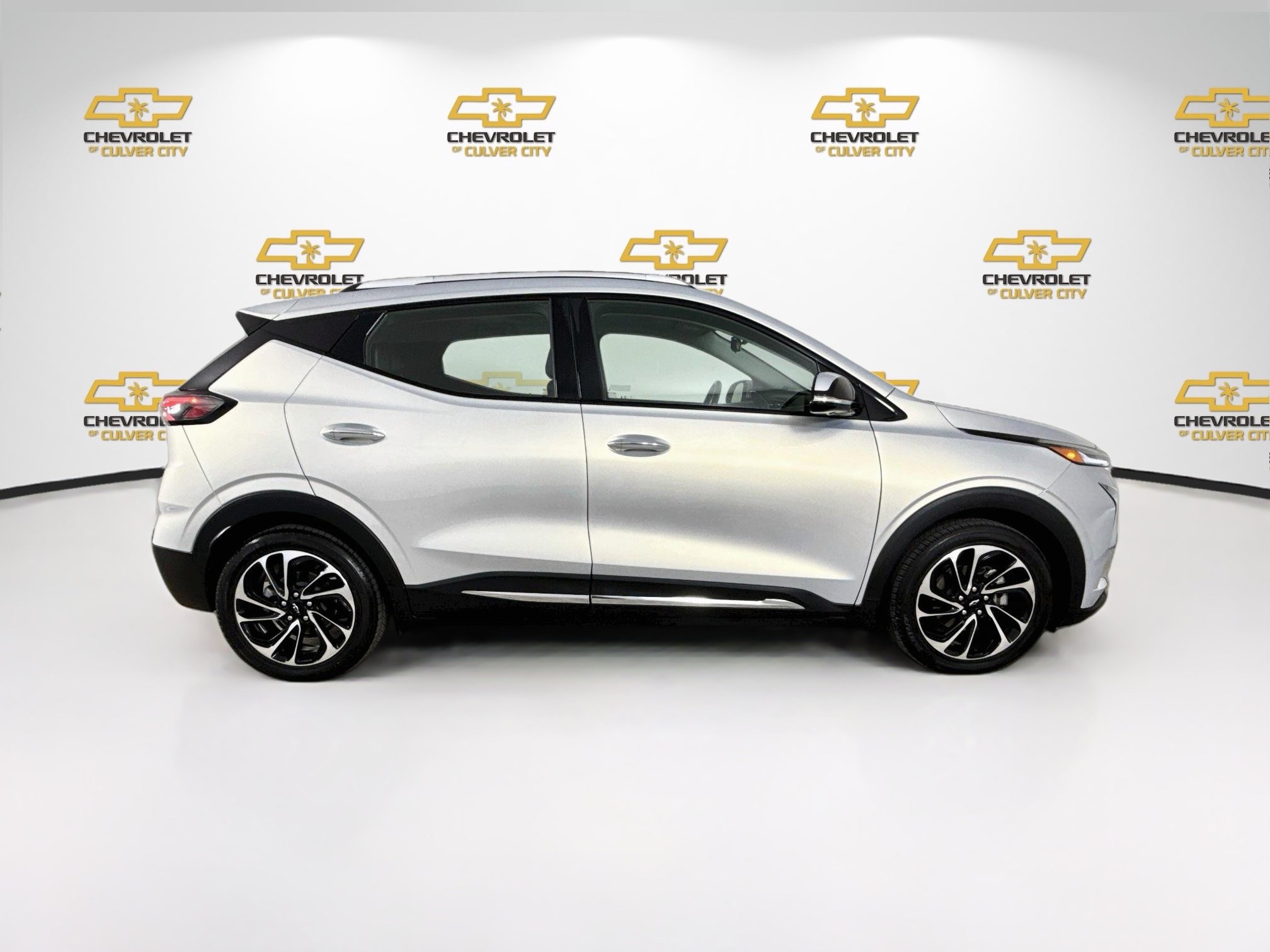 Used 2022 Chevrolet Bolt EUV Premier w/ Sun & Sound Package FWD image 9