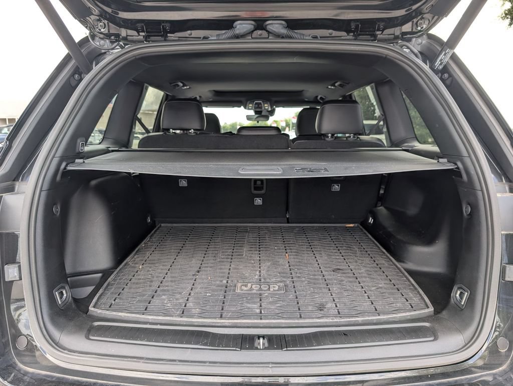 Used 2025 Jeep Grand Cherokee Altitude RWD image 28