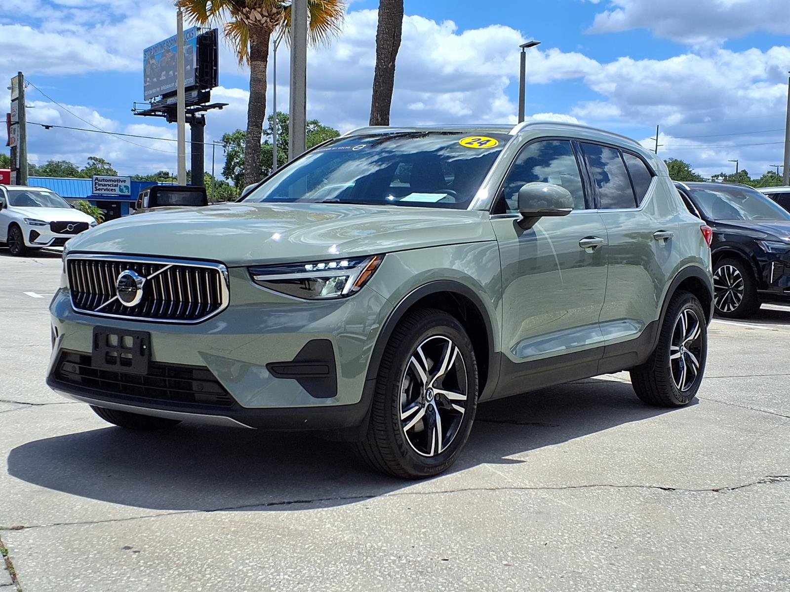 Certified 2025 Volvo XC40 B5 Core AWD/4WD image 3