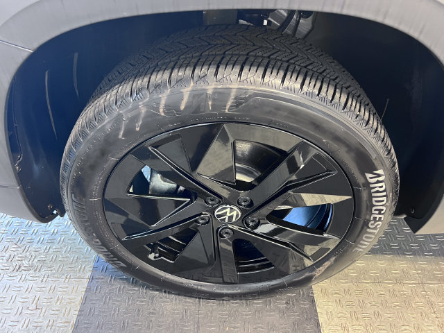 Certified 2025 Volkswagen Taos SE FWD image 8