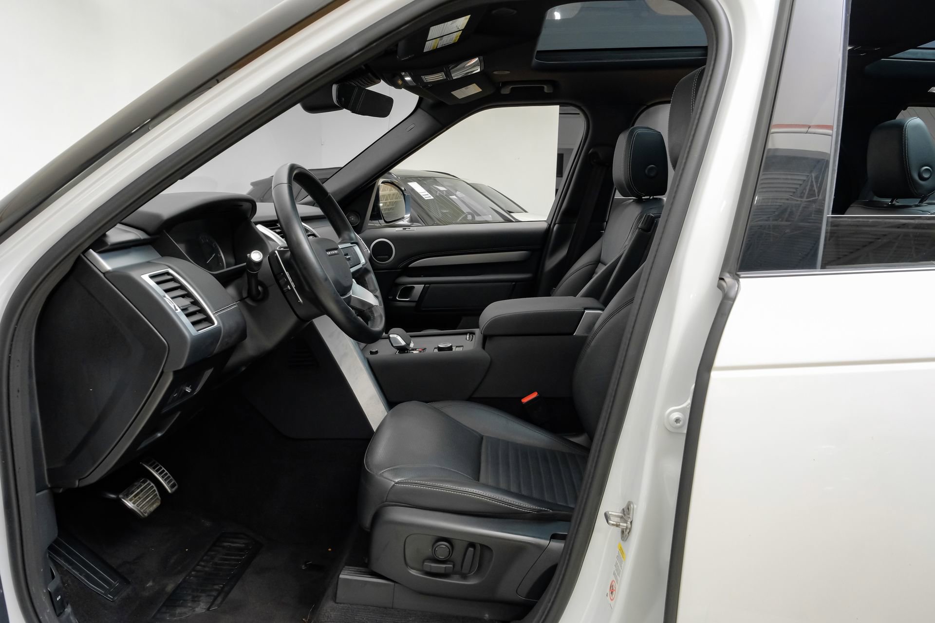 Used 2023 Land Rover Discovery S R-Dynamic image 4