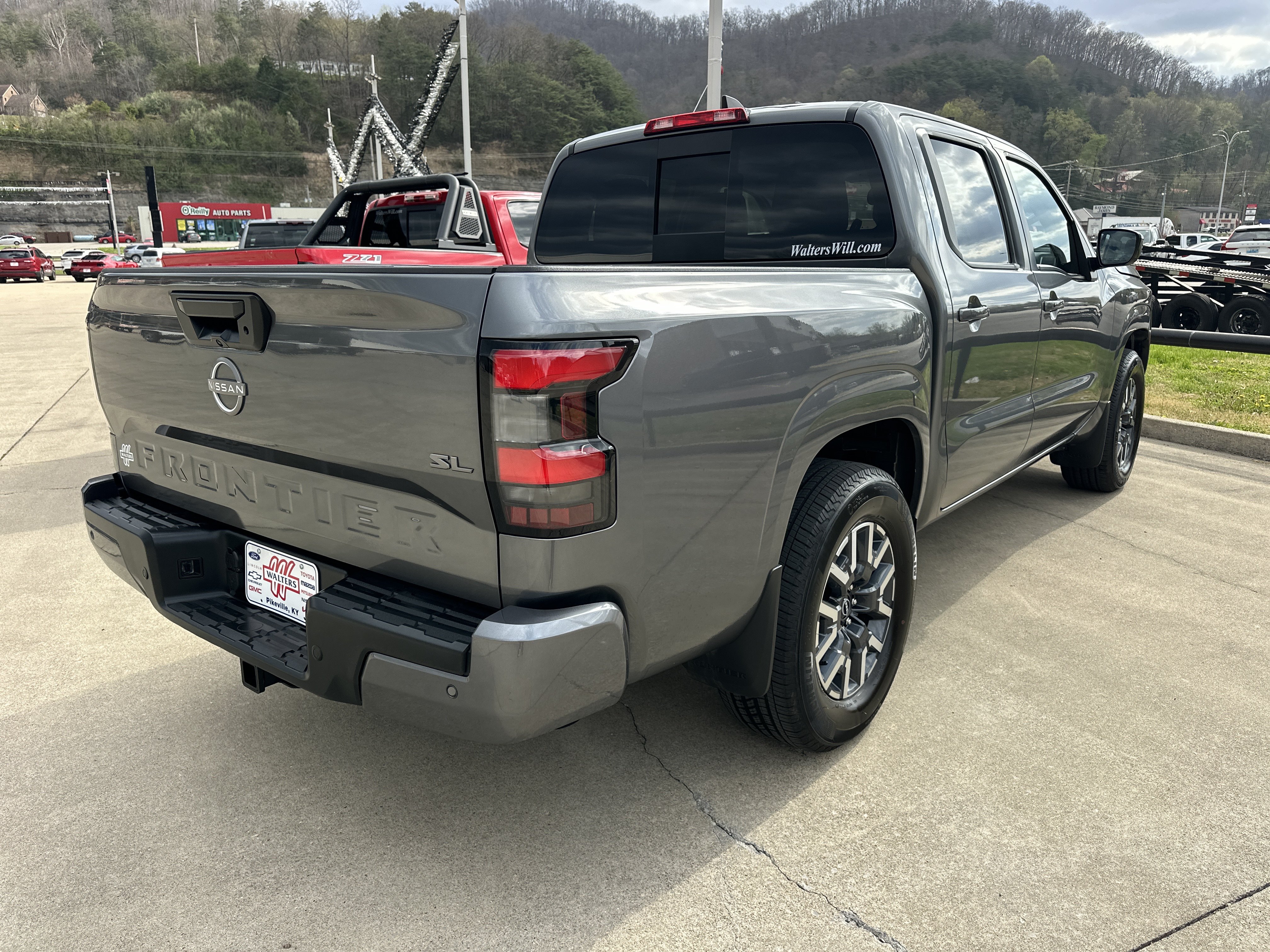 Used 2024 Nissan Frontier SL w/ Technology Package RWD image 2