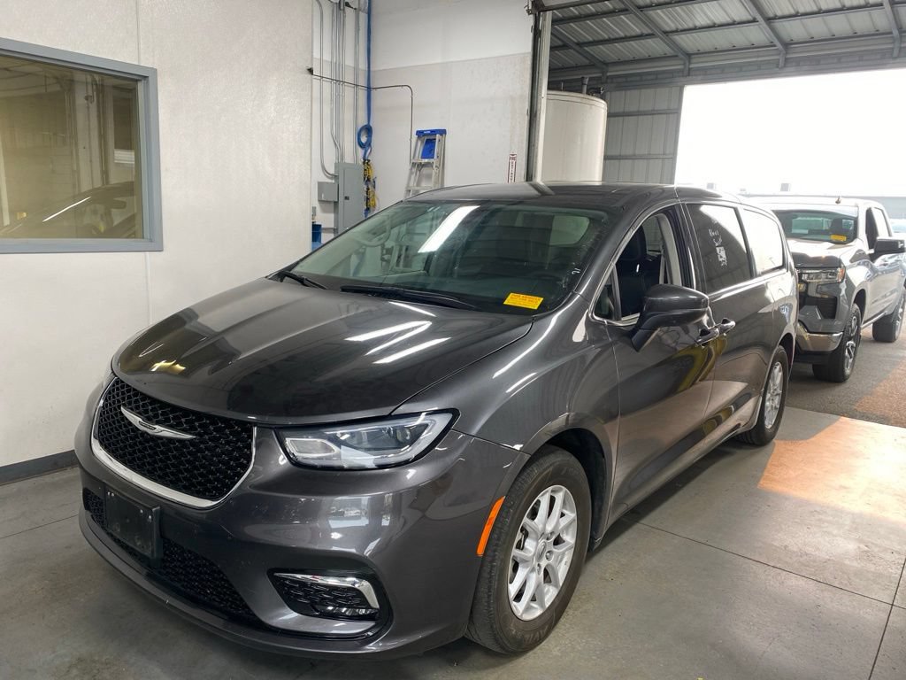 Used 2023 Chrysler Pacifica Touring-L FWD image 2
