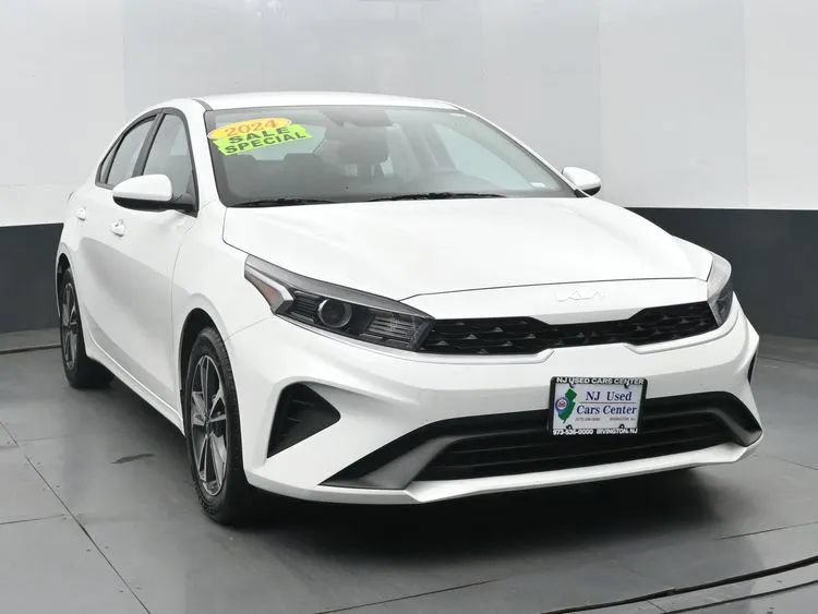 Used 2024 Kia Forte LXS FWD image 3
